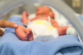 В Великобритании впервые родился ребенок из ДНК трех человек